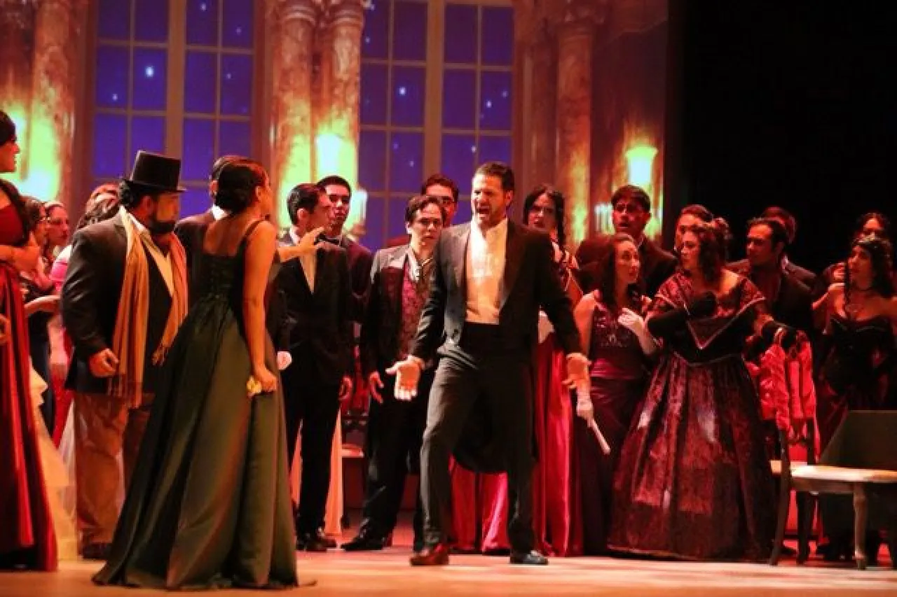 La Traviata deslumbra en Chihuahua con más de 100 artistas en escena