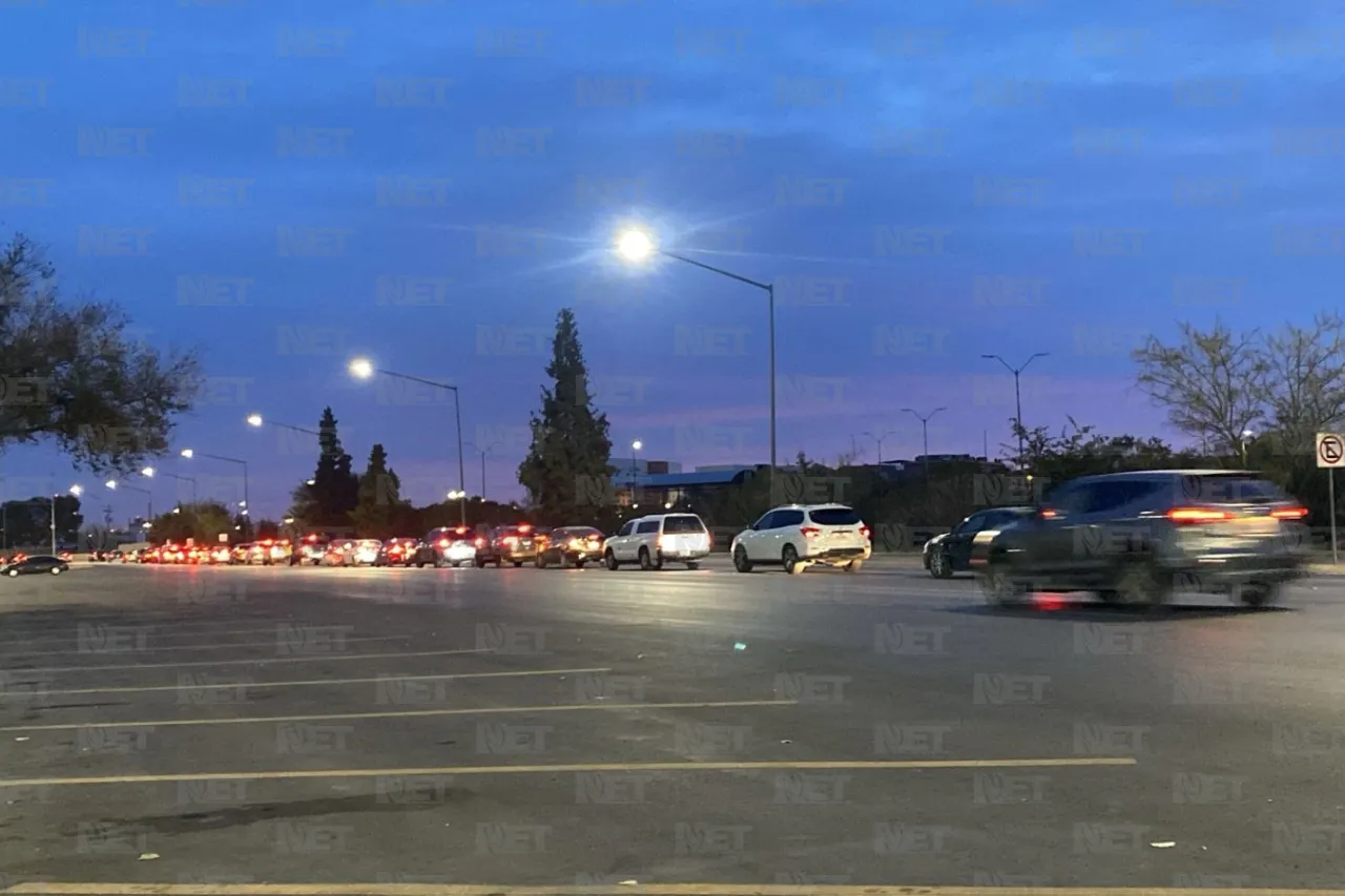 Largas filas saturan los puentes internacionales en inicio de semana