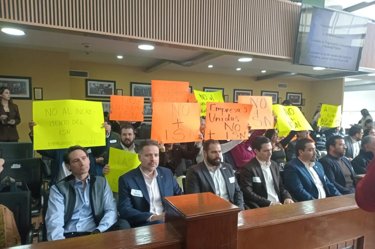 Empresarios se manifiestan en el Congreso del Estado contra aumento al ISN