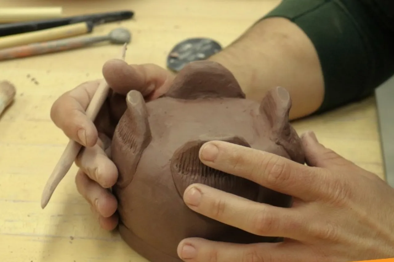 Invitan a clases de cerámica y pintura en El Paso