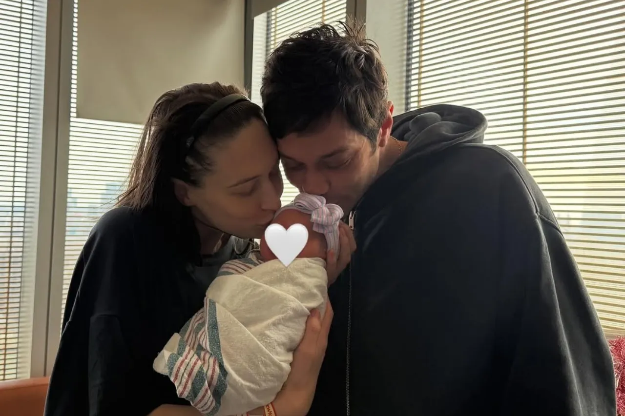 Pete Davidson y Elsie Hewitt dan la bienvenida a su bebé