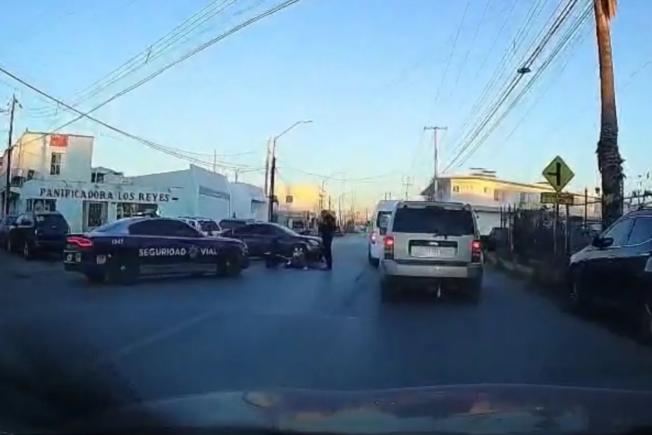 Auto corta preferencia de paso y choca contra 'biker' en la Reforma