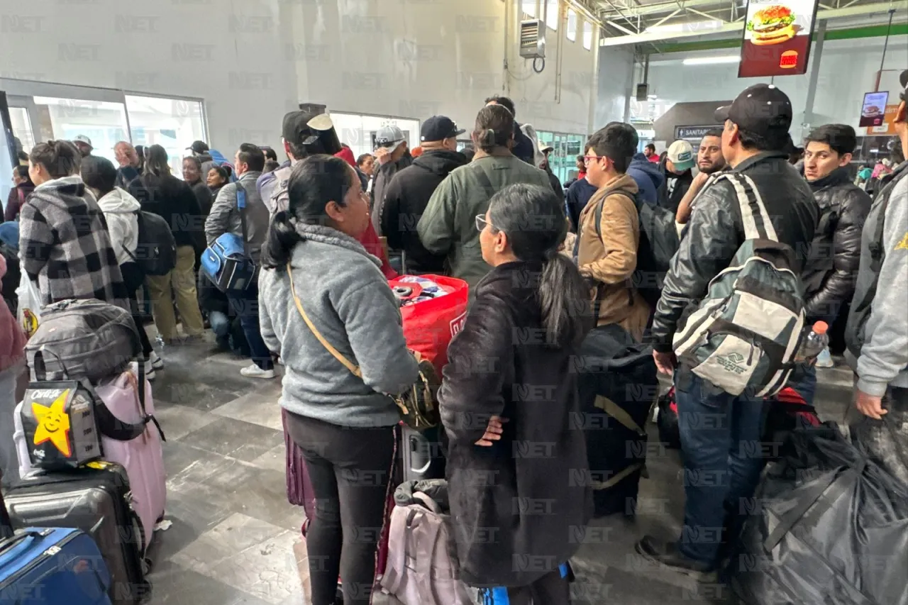 A ver a qué horas: Quedan varados cientos de pasajeros en la Central Camionera