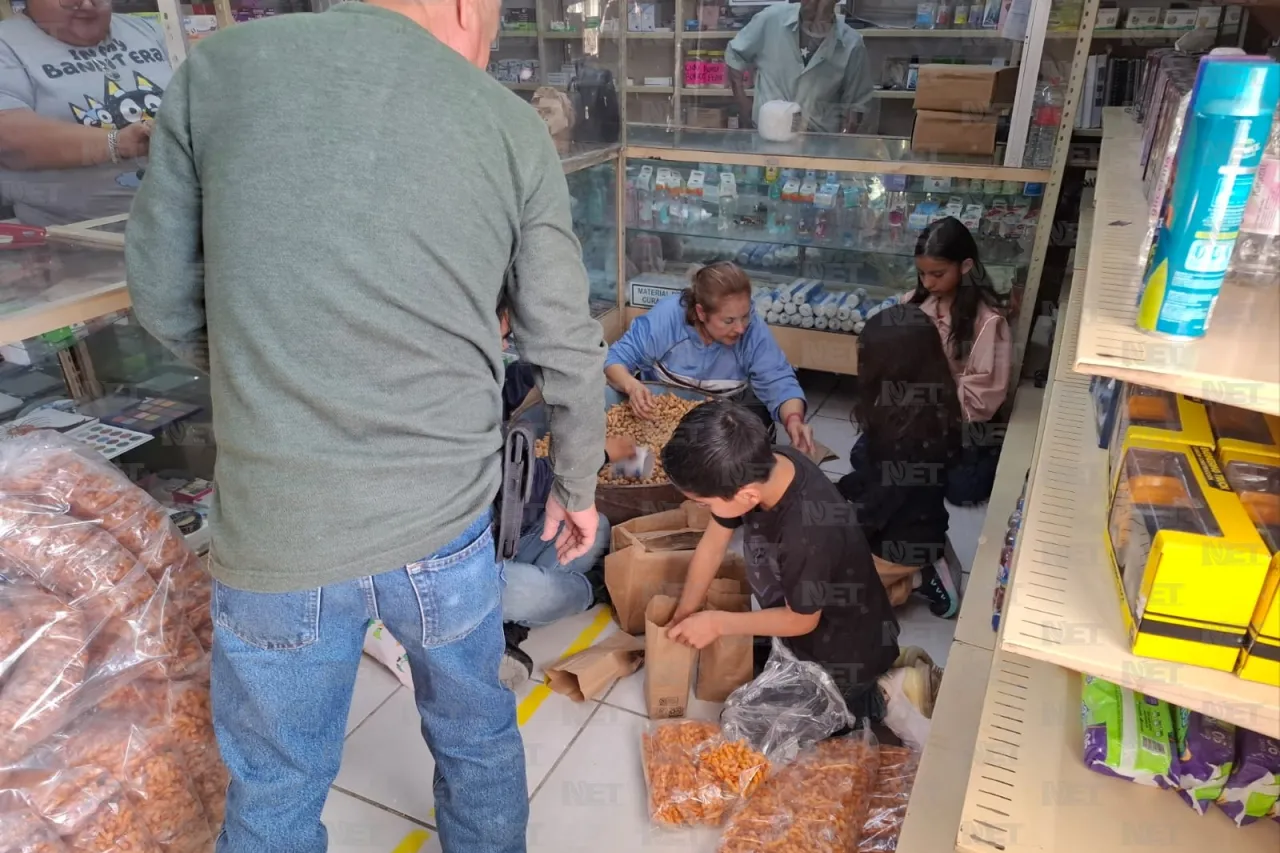 Tradición solidaria reparte bolos navideños en Anapra