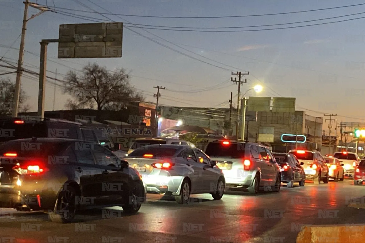 Extensas filas para cruzar hacia El Paso