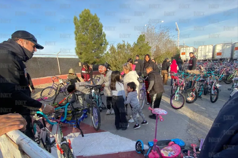 Más de 3 mil 500 personas reciben juguetes en Santa Bombero