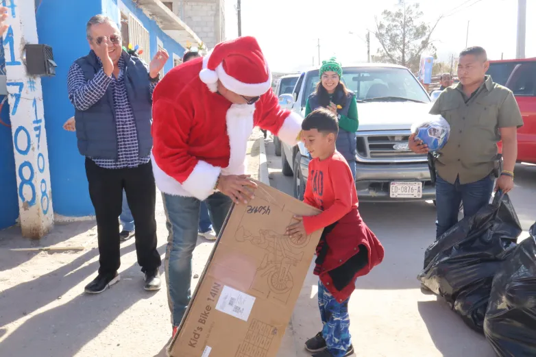 Reparte Santa Canaco apoyos en colonias y camiones urbanos de Juárez