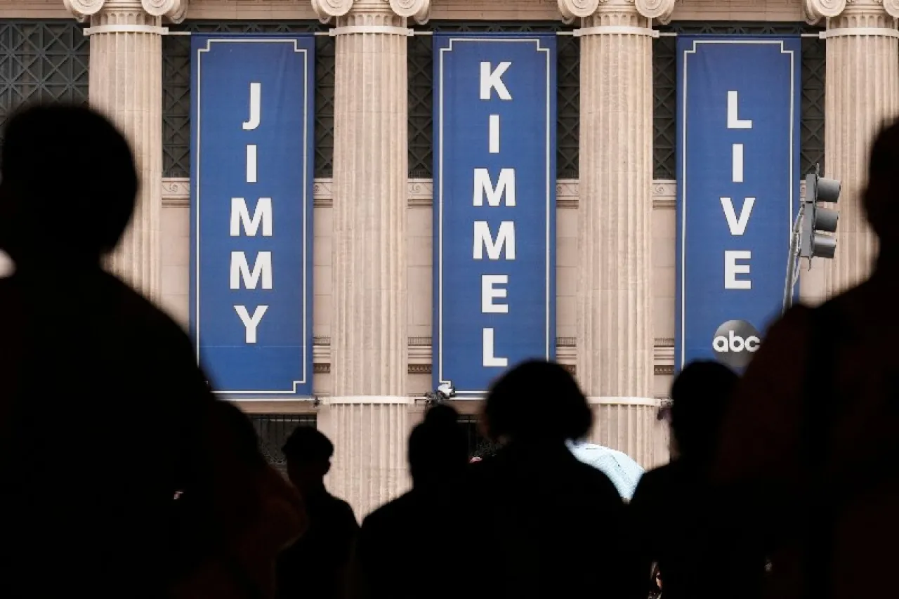 Jimmy Kimmel bromea sobre el fascismo en 'mensaje navideño alternativo'