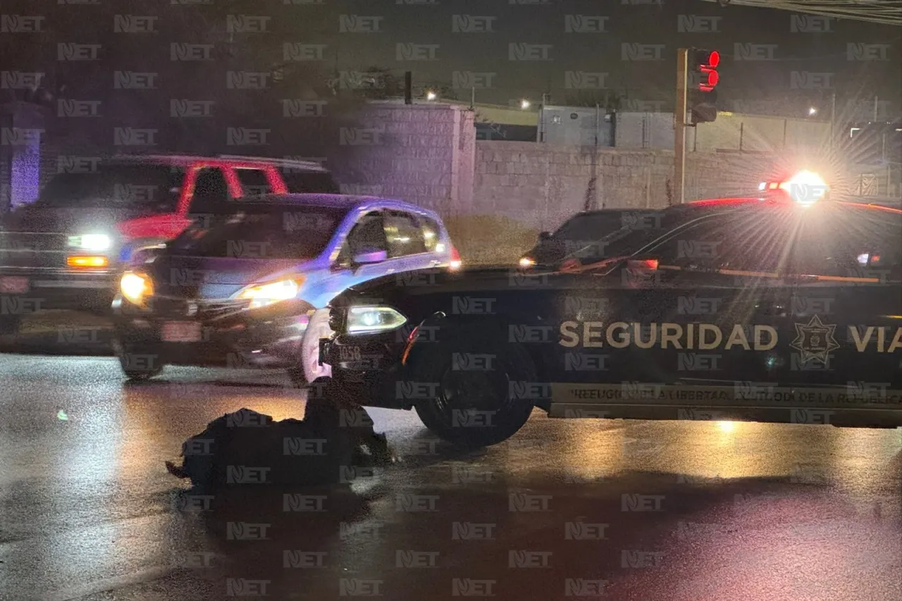 Hombre desorientado cruza la calle y auto lo golpea