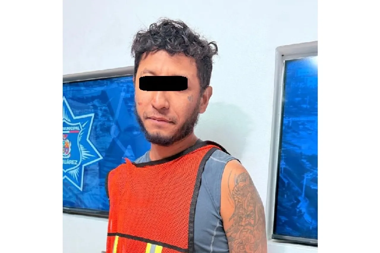 Cae sujeto por dañar taxi en riña dentro de la Díaz Ordaz