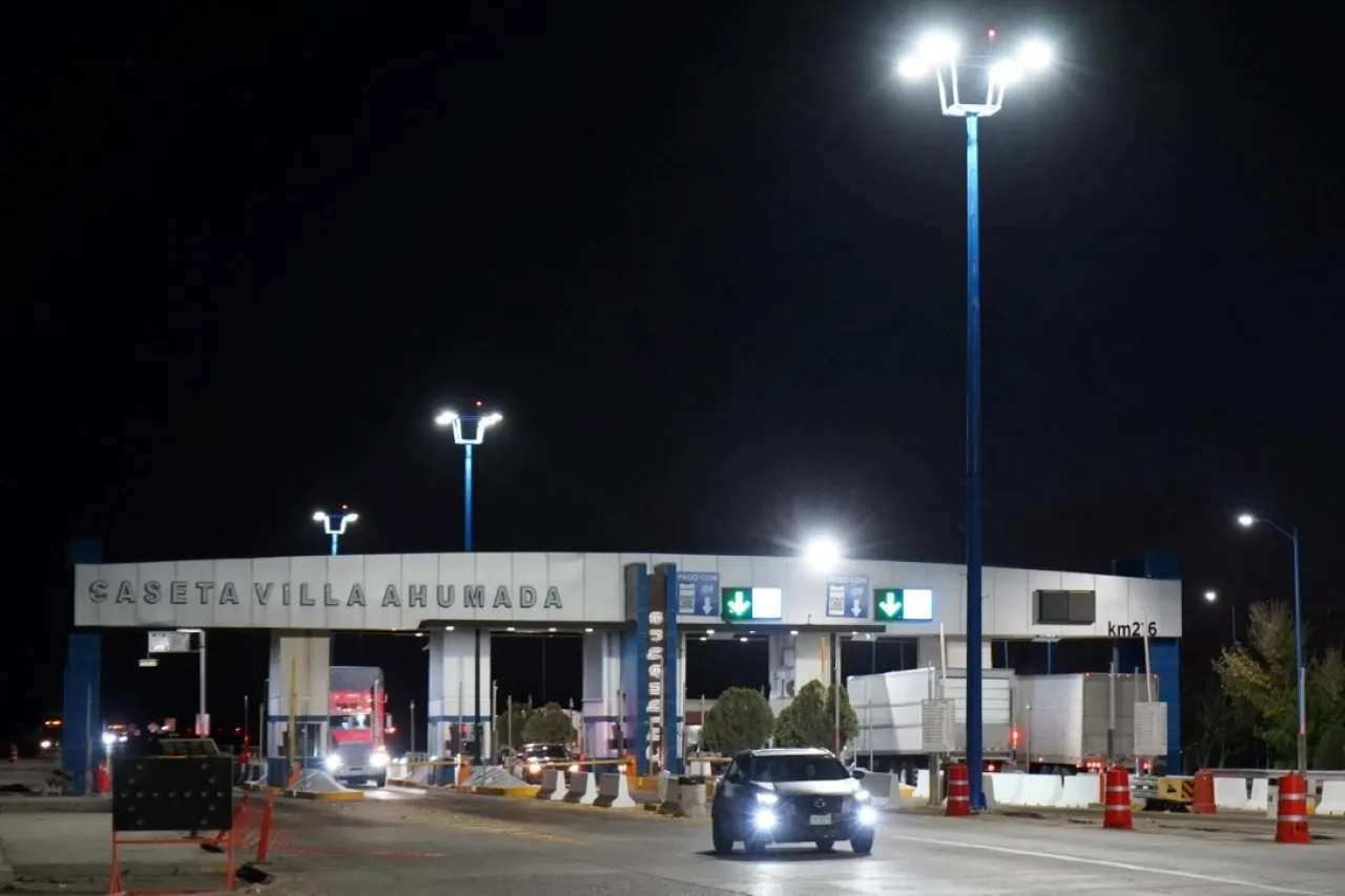 Moderniza Estado iluminación en la caseta de cobro de Villa Ahumada