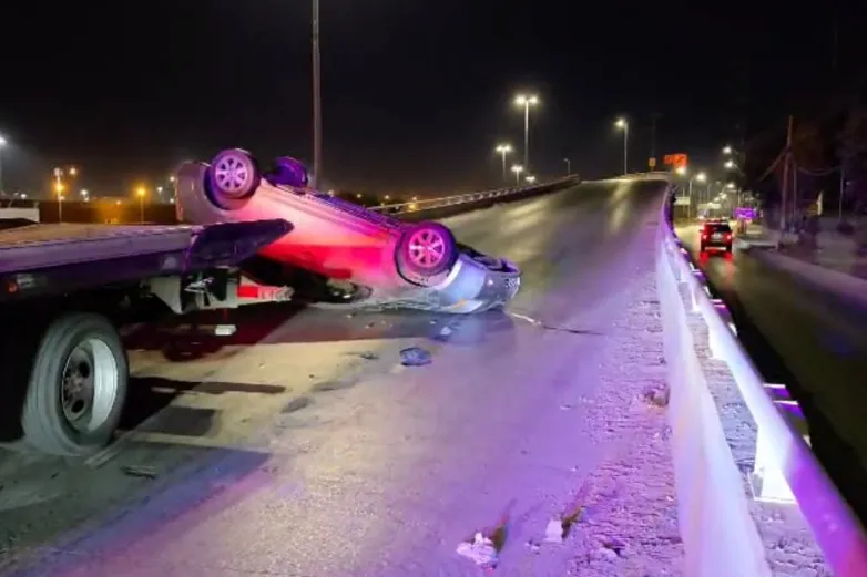 Se queda dormido y vuelca en puente de Pérez Serna