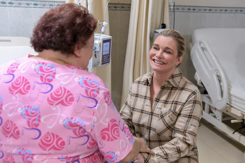 Maru Campos visita a pacientes y sus familias en el Hospital General de Juárez