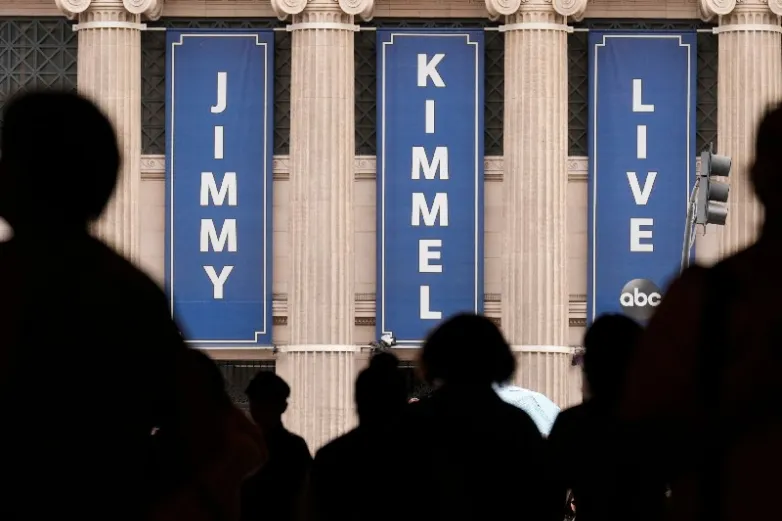 Jimmy Kimmel bromea sobre el fascismo en 'mensaje navideño alternativo'