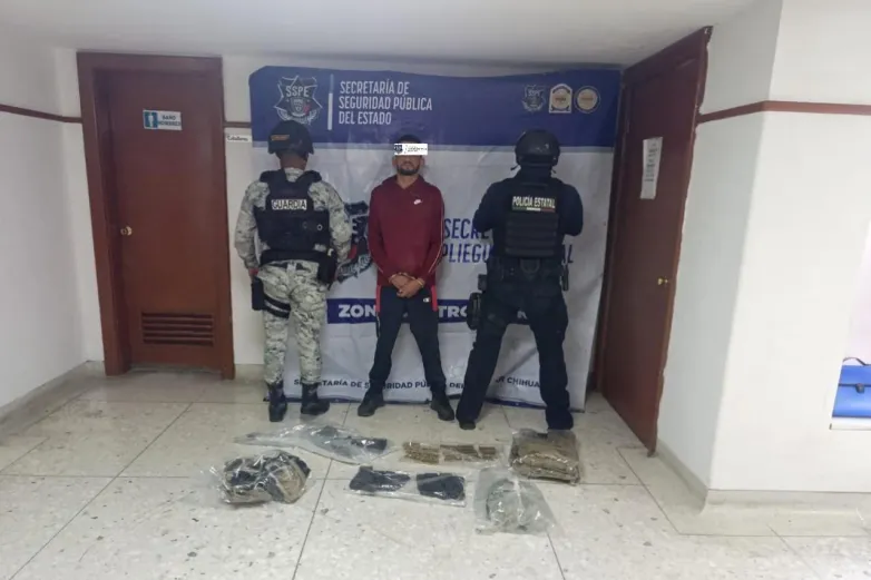 Aseguran a sujeto con arma y drogas en carretera Aldama–Ojinaga