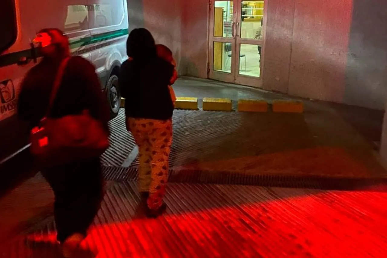 Agentes escoltan a familia y salvan la vida de un bebé en emergencia