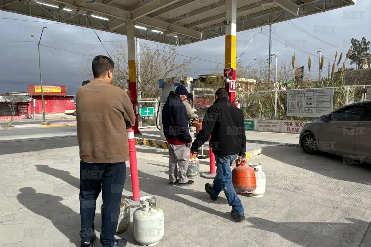 Juarenses hacen filas para comprar gas ante bajas temperaturas