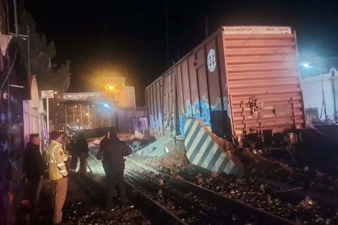 Otro descarrilamiento: vagón sin control choca contra el muro fronterizo