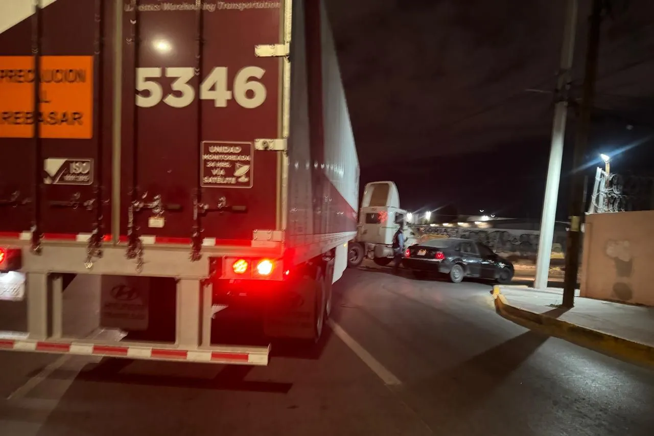 Impacta tráiler a auto en el Teófilo Borunda al tratar de dar vuelta