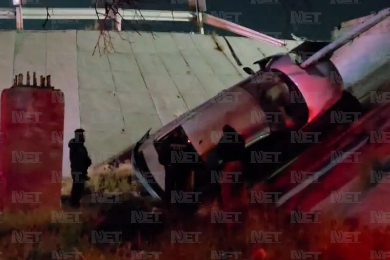 Impacta muro en puente de la Ejército Nacional; conductor está grave