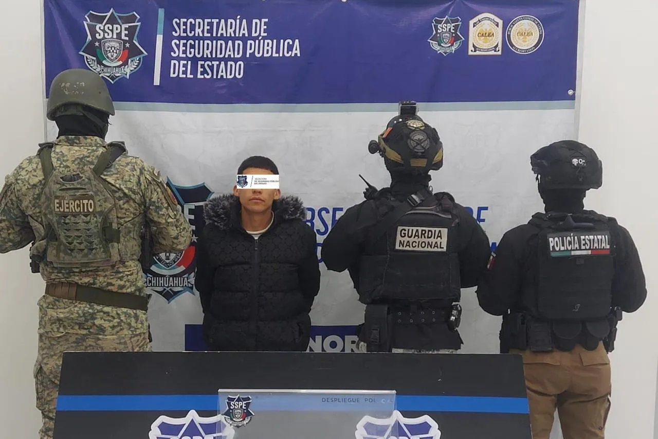 Lo arrestan por ofrecer 12 mil pesos a agentes estatales para evitar revisión