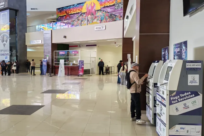 Realizan trámites de último momento en Pueblito Mexicano