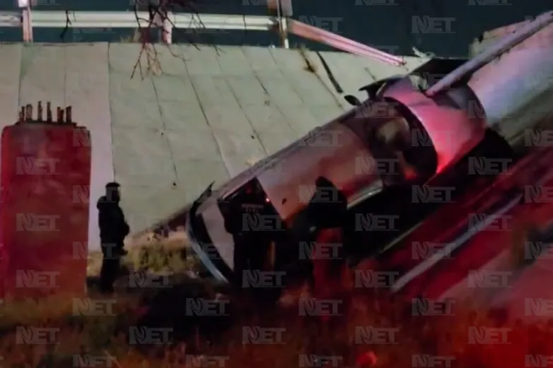 Impacta muro en puente de la Ejército Nacional; conductor está grave