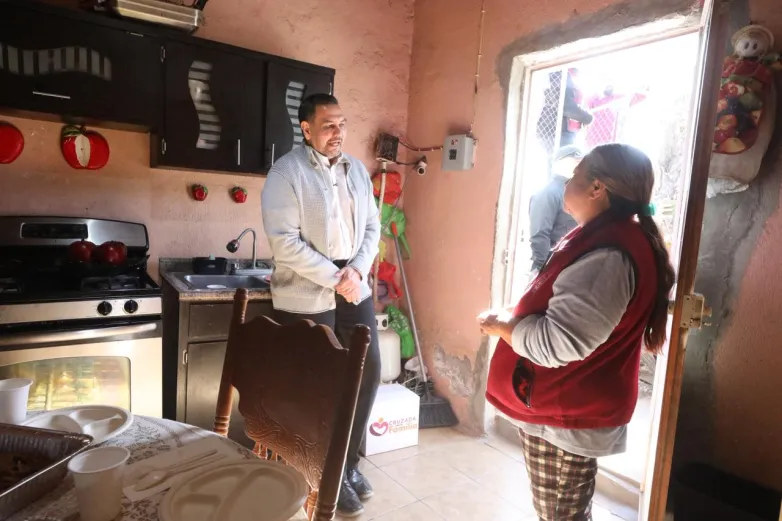 Alcalde recorre colonias juarenses y acompaña a familias en el cierre de año