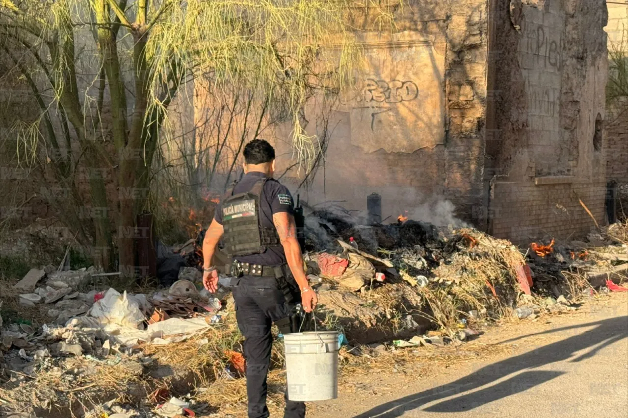 Policías sofocan incendio de maleza en el Centro
