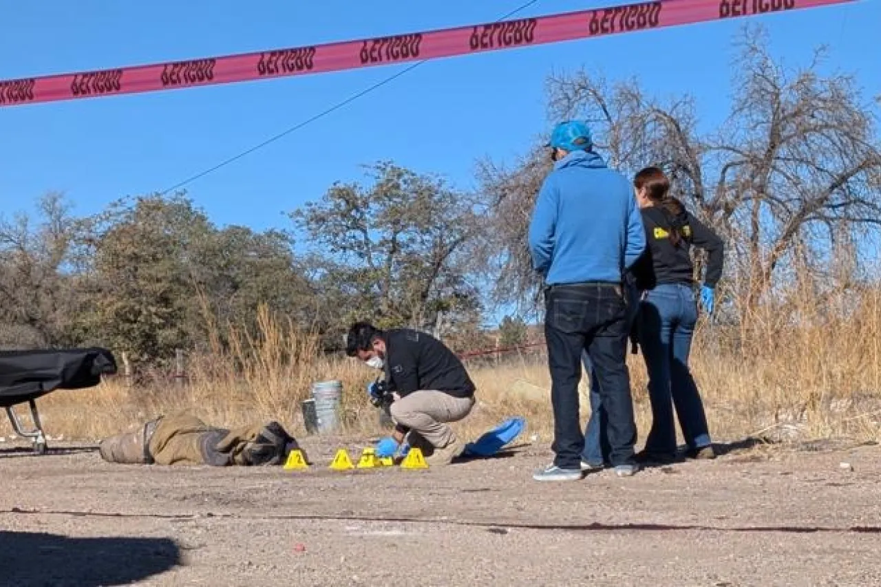 Encuentran a hombre 'encobijado' en carretera Chihuahua - Juárez