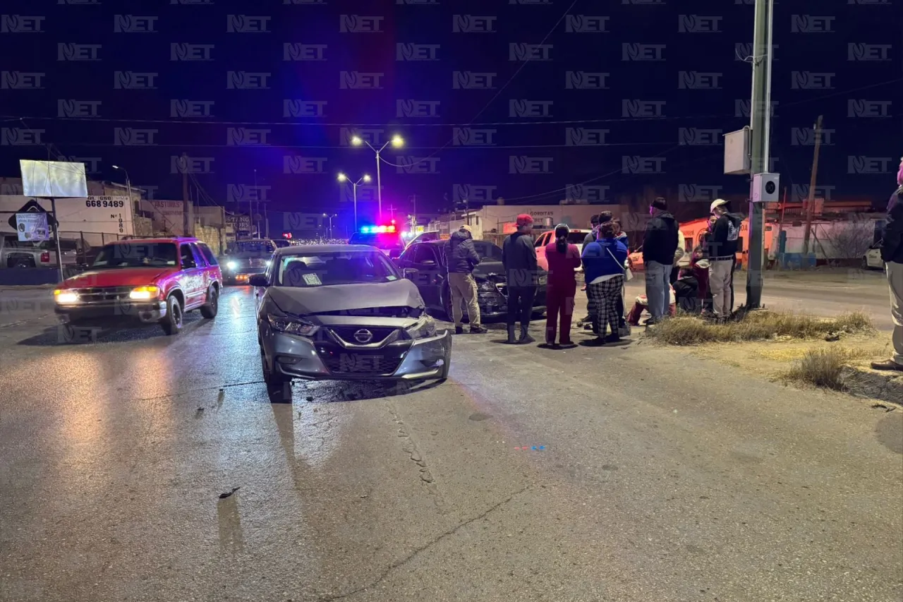 Ingresa a perimetral Carlos Amaya y le corta el paso a un Chrysler 300