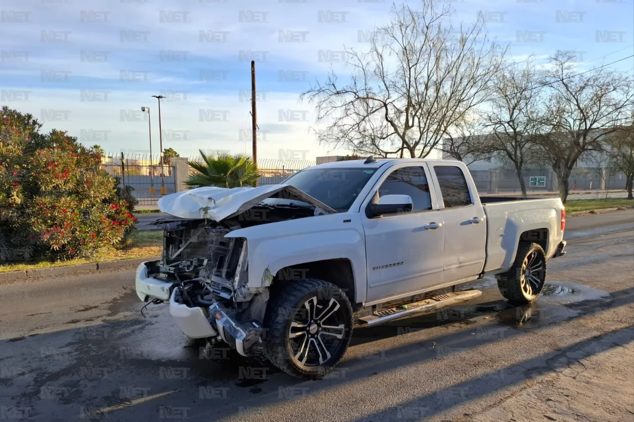 Lo detienen tras perder el control de troca, subir a camellón y derribar poste