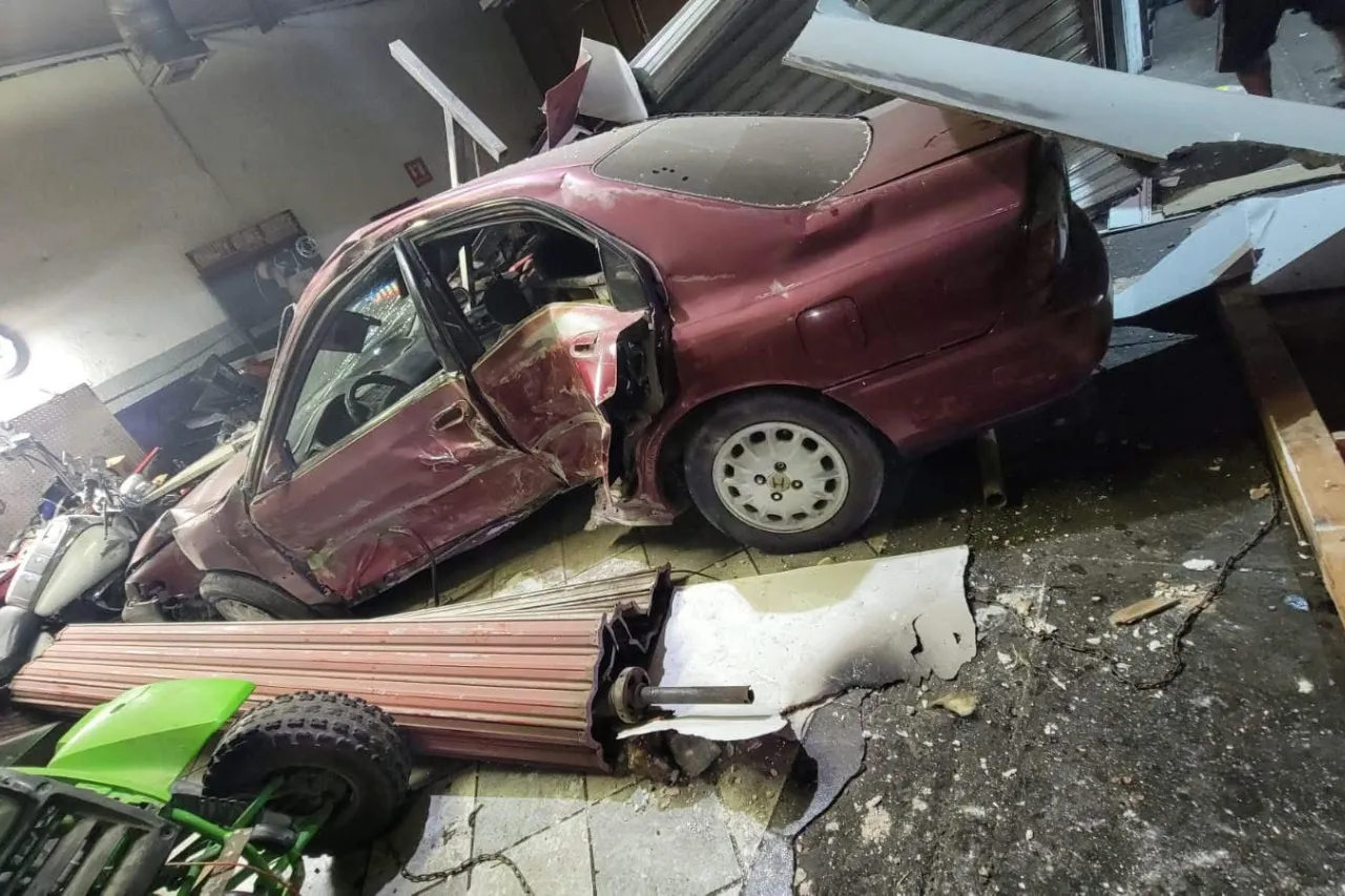 Conductor ebrio provoca cuantiosos daños y huye tras choque en la Acacia