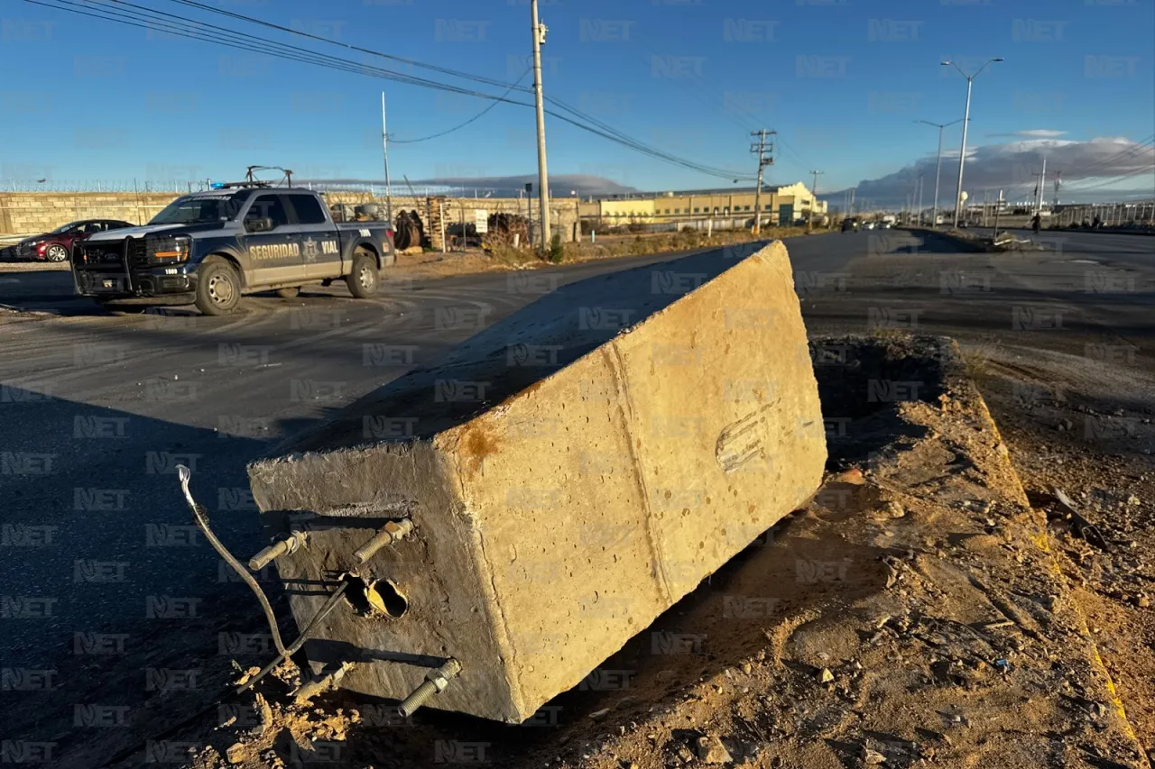 Abandona su vehículo tras chocar contra estructura en el Óscar Flores