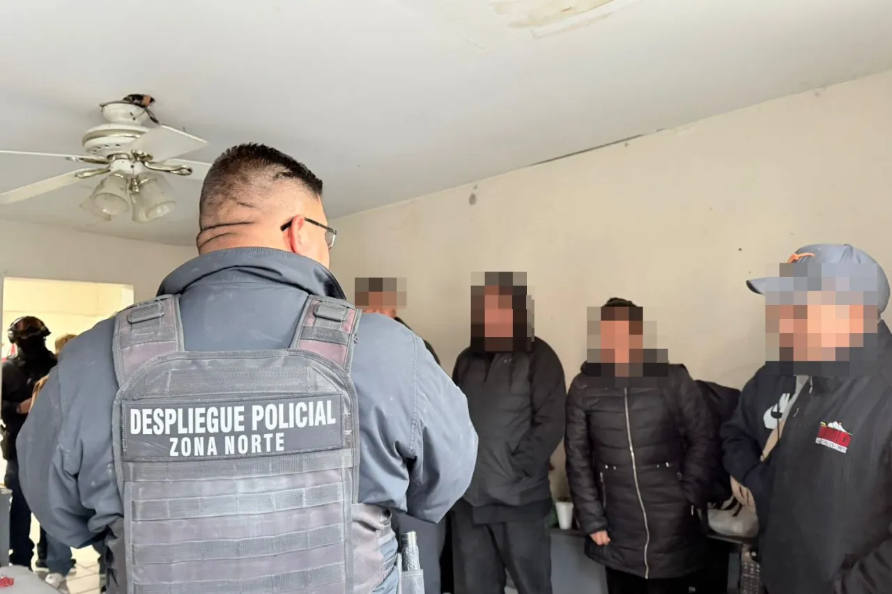 Escuchan gritos de auxilio y rescatan a 11 migrantes secuestrados en Juárez