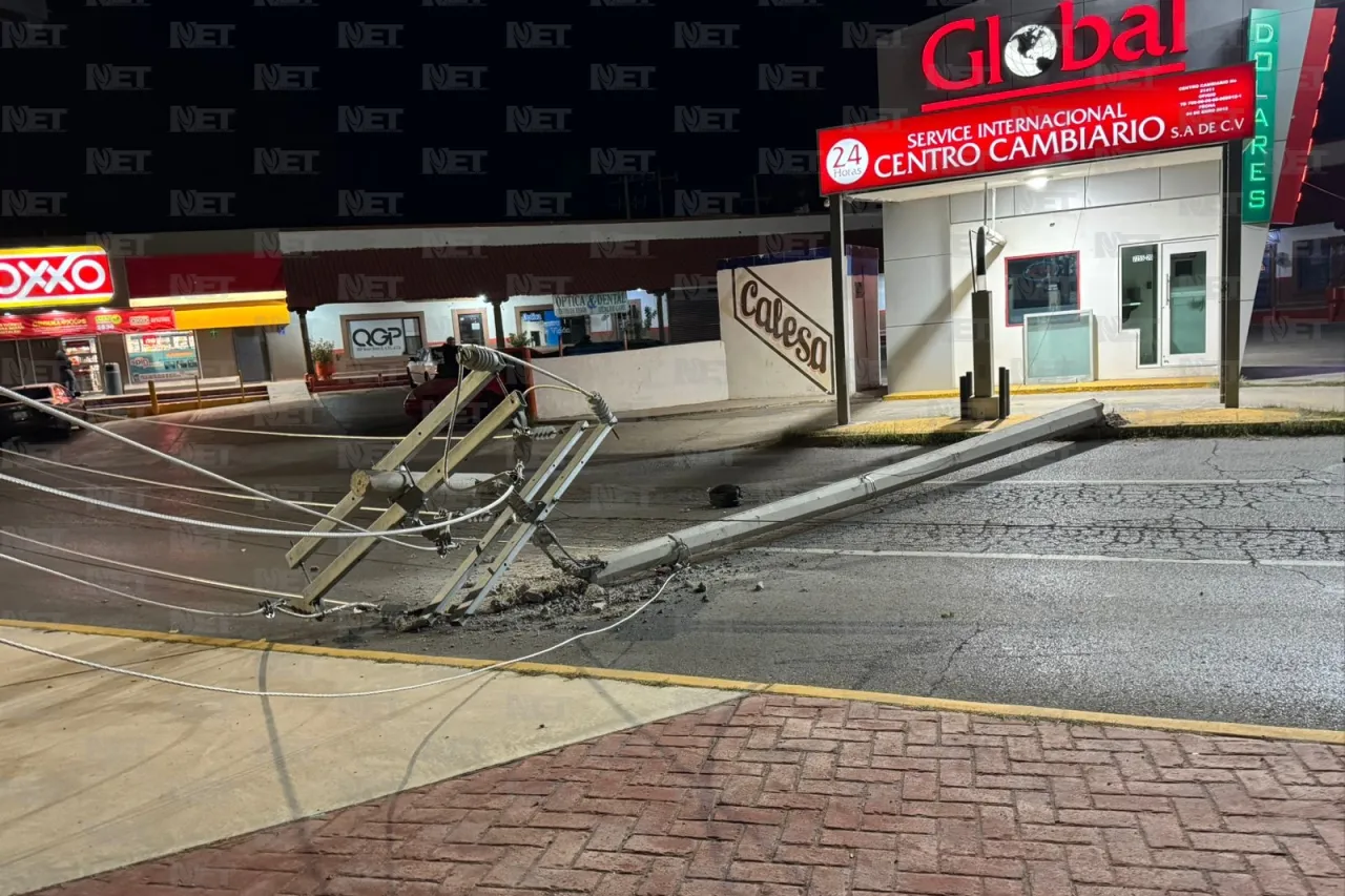 Conductor derriba postes y huye