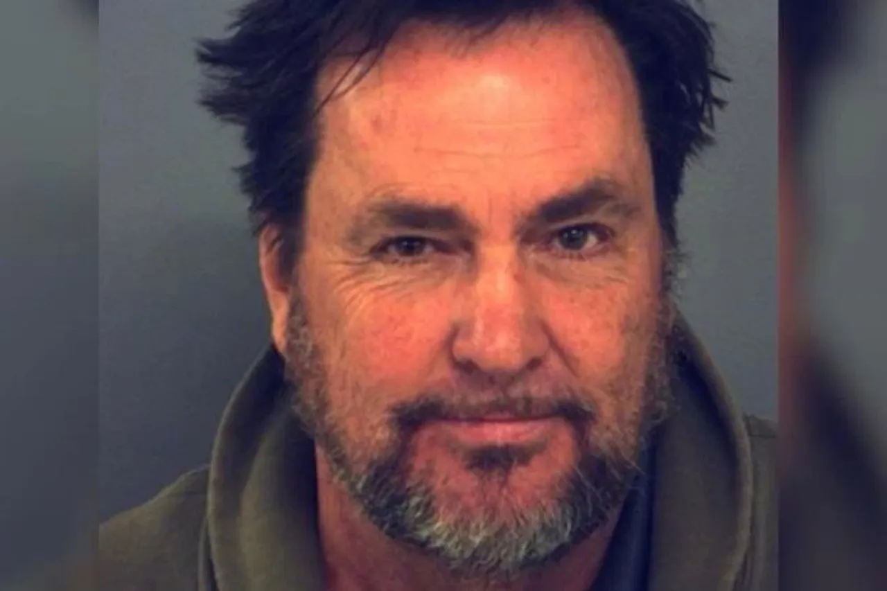 Detienen a locutor de KLAQ con arma y drogas