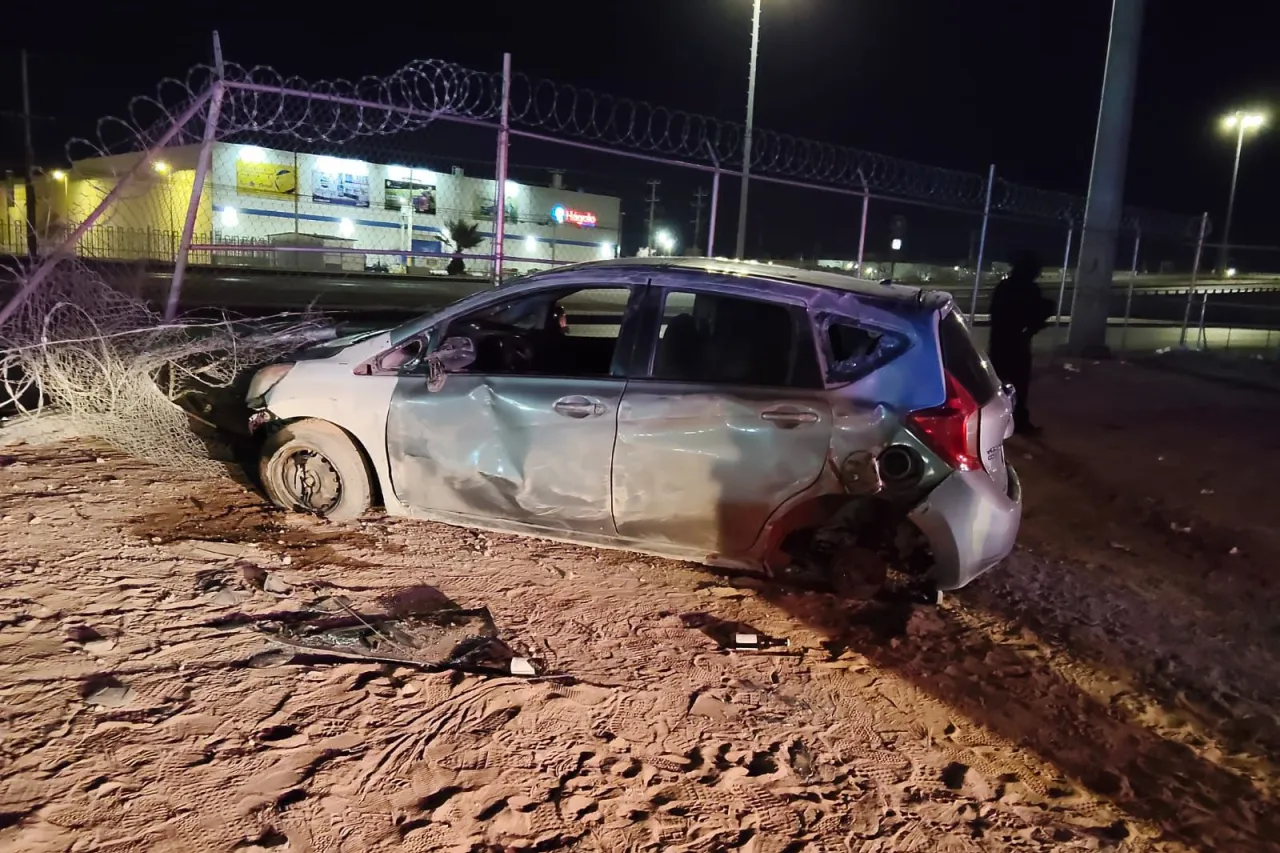 Auto vuelca tras chocar contra camellón en bulevar Independencia