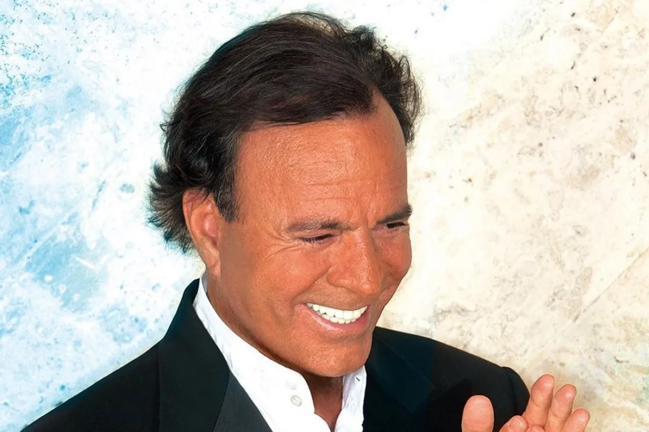 Julio Iglesias niega acusaciones de abuso sexual realizadas por exempleadas