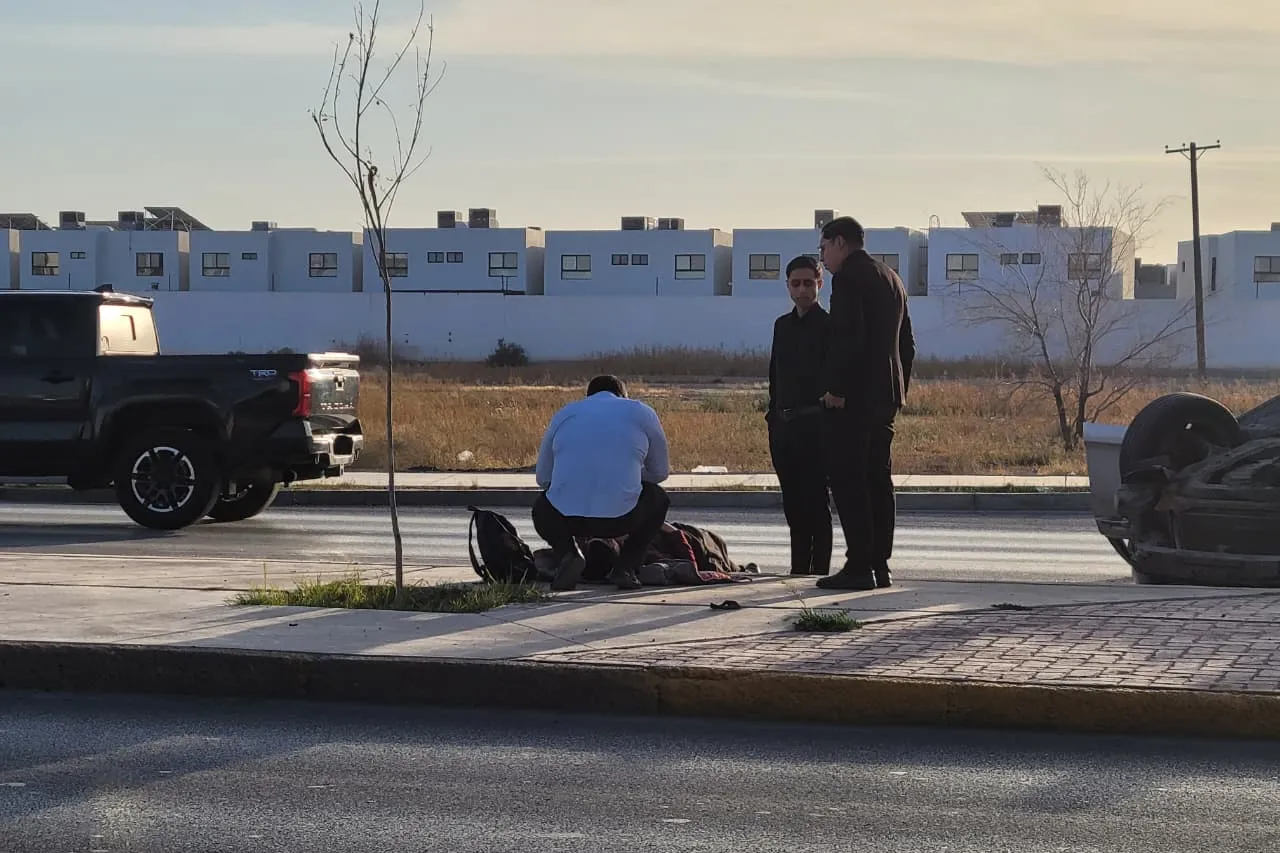 Queda lesionada tras perder el control y volcar