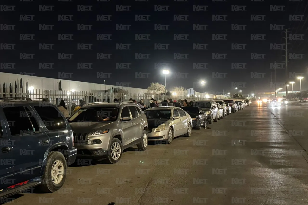 Acampan frente a maquiladora para contratación por la mañana