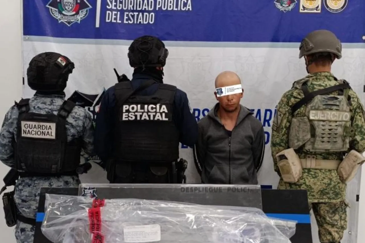 Arrestan a joven por allanamiento y agresión a policías estatales