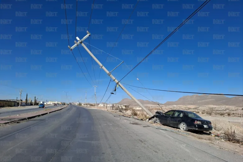 Cierran carretera a Casas Grandes por poste colapsado