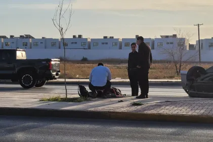 Queda lesionada tras perder el control y volcar