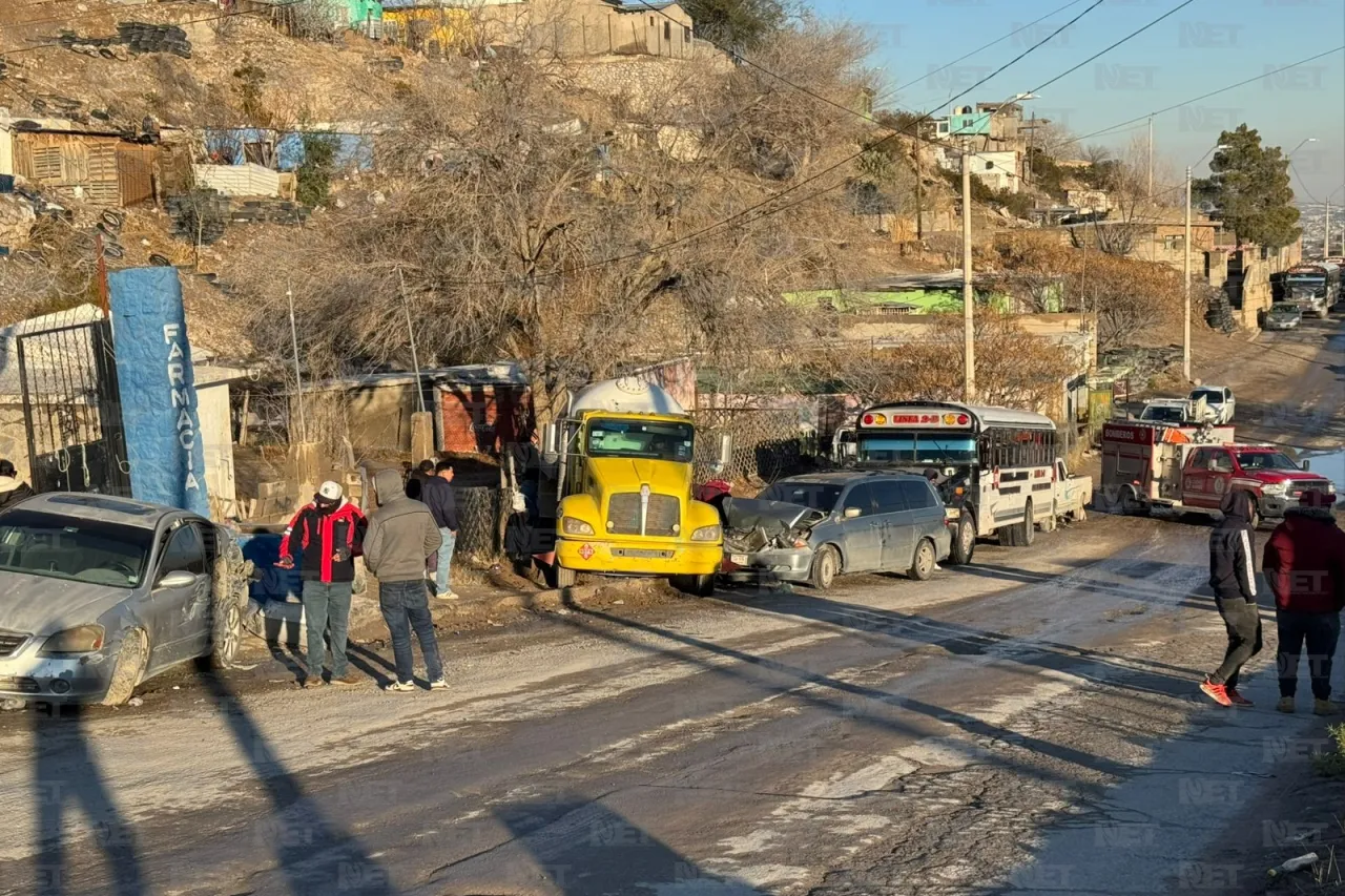 Derrapa pipa de gas y choca dos vehículos 