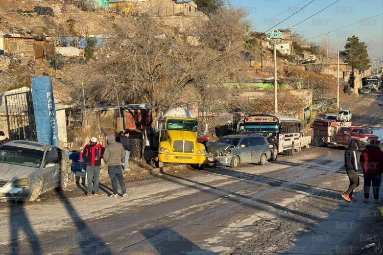 Derrapa pipa de gas y choca dos vehículos 