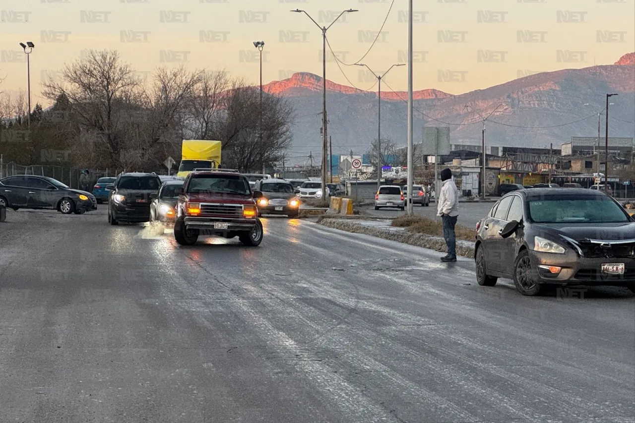 Juárez: Pavimento cristalizado provoca accidentes y tráfico lento