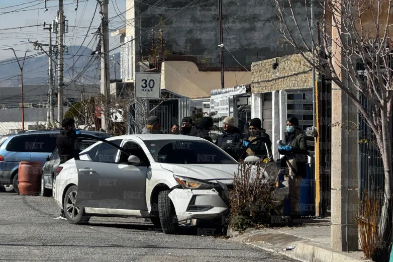 Hombre roba camioneta ministerial y agente se cuelga de la unidad; queda herido