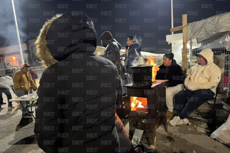 Empleados de maquiladoras en quiebra pernoctan en espera de resolución laboral