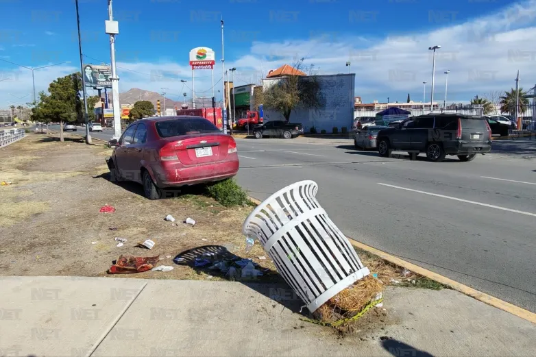 Choca auto contra poste frente a Pueblito Mexicano